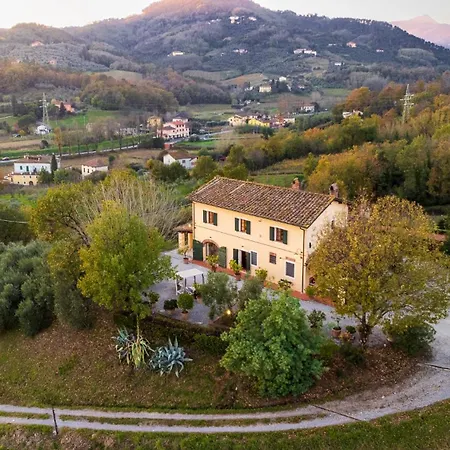 Amore, A Romantic Hilltop In Lucca