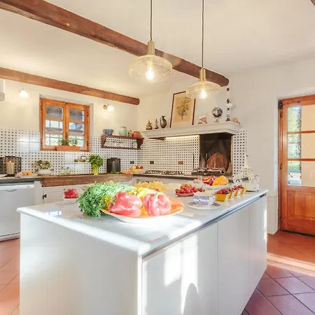 Amore, A Romantic Hilltop In Lucca