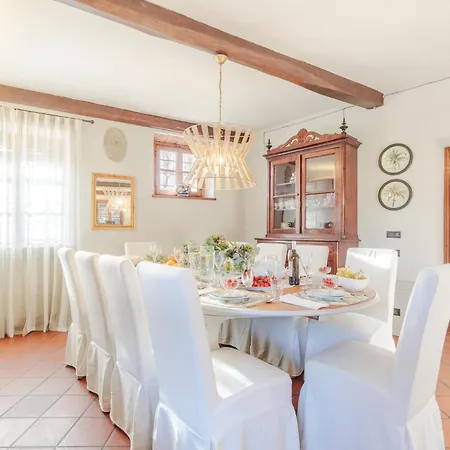 Amore, A Romantic Hilltop In Villa Lucca